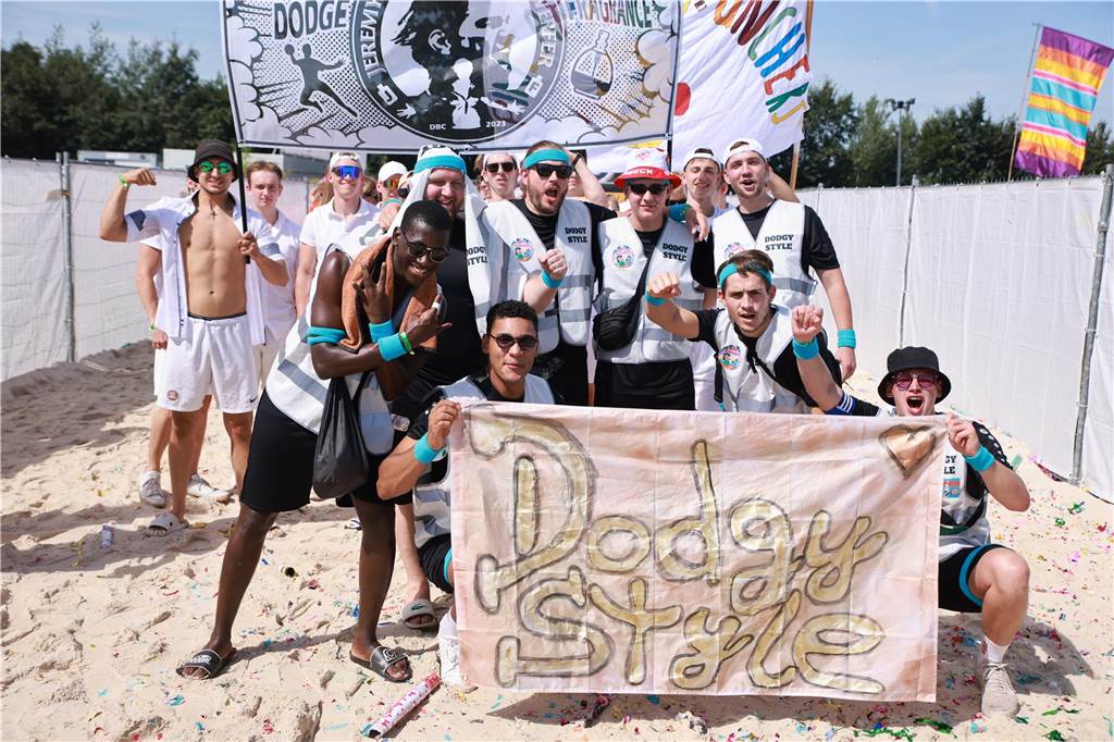 Beim olympischen Einmarsch stellten sich die Teams des Dodgeball Beach Cups in bunten Kostümen vor.