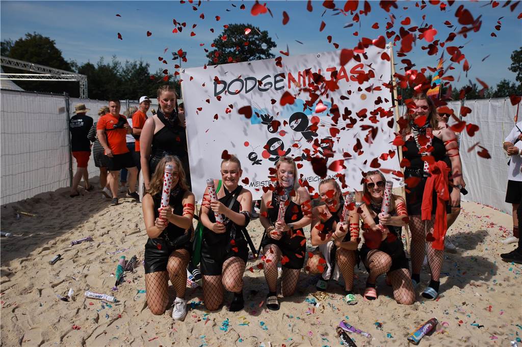 Beim olympischen Einmarsch stellten sich die Teams des Dodgeball Beach Cups in bunten Kostümen vor.