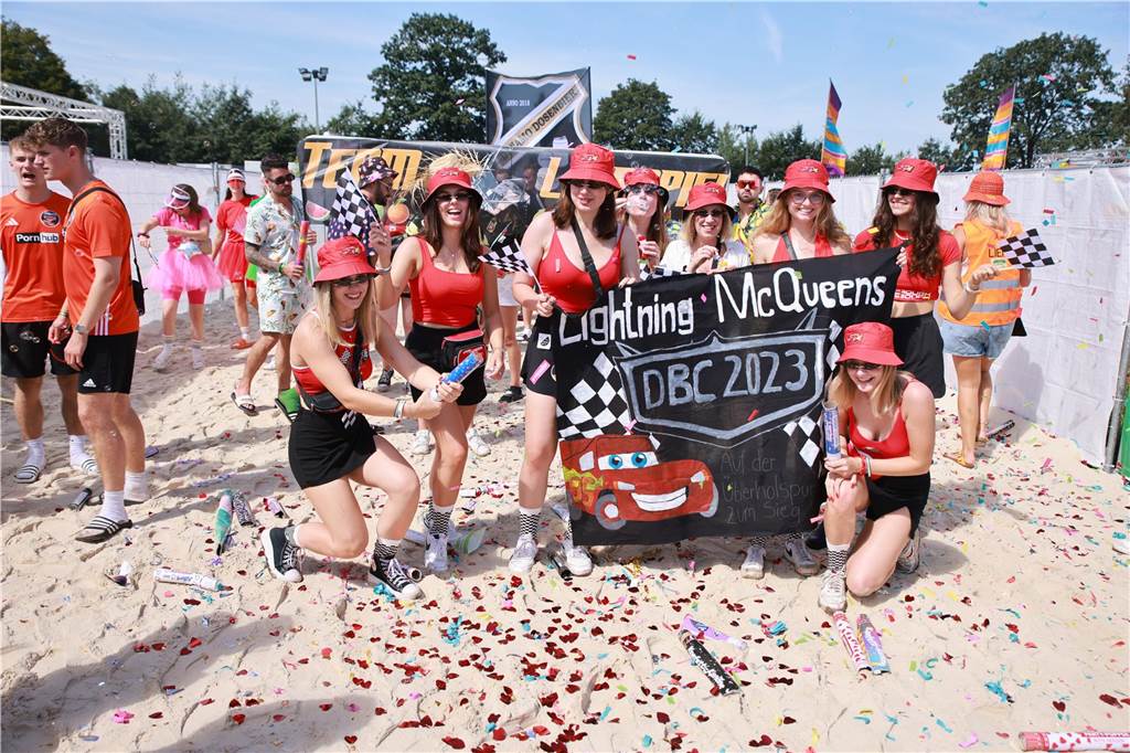 Beim olympischen Einmarsch stellten sich die Teams des Dodgeball Beach Cups in bunten Kostümen vor.