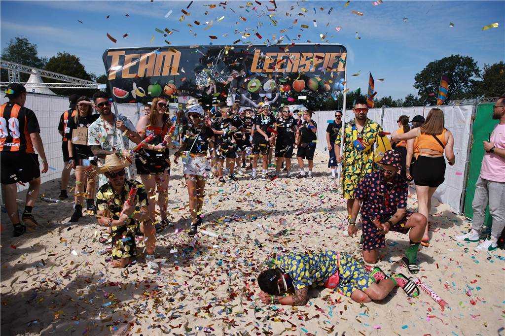 Beim olympischen Einmarsch stellten sich die Teams des Dodgeball Beach Cups in bunten Kostümen vor.