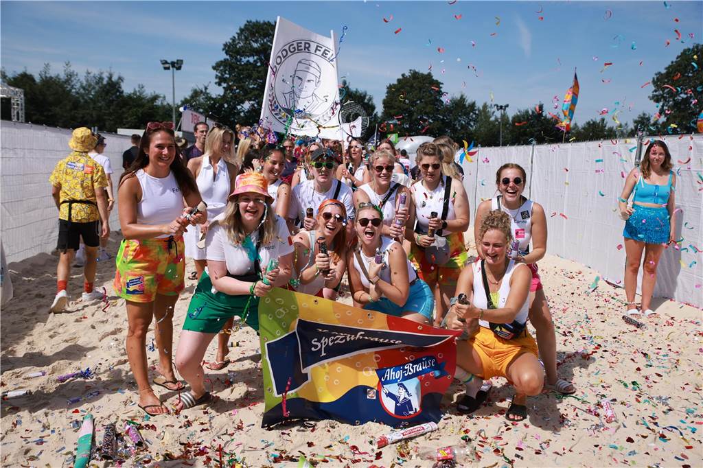 Beim olympischen Einmarsch stellten sich die Teams des Dodgeball Beach Cups in bunten Kostümen vor.