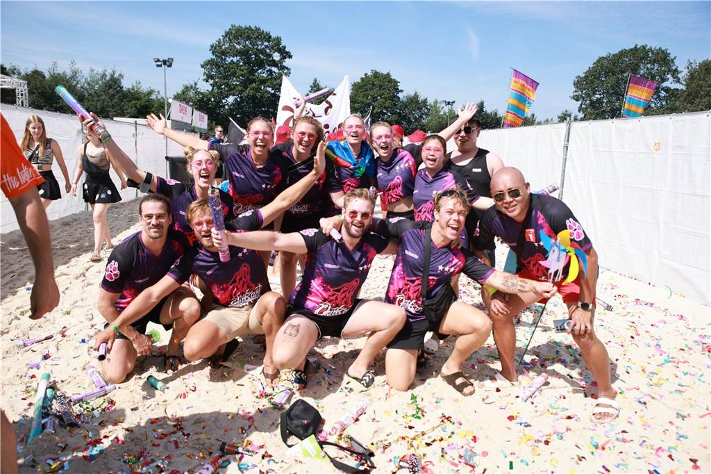 Beim olympischen Einmarsch stellten sich die Teams des Dodgeball Beach Cups in bunten Kostümen vor.