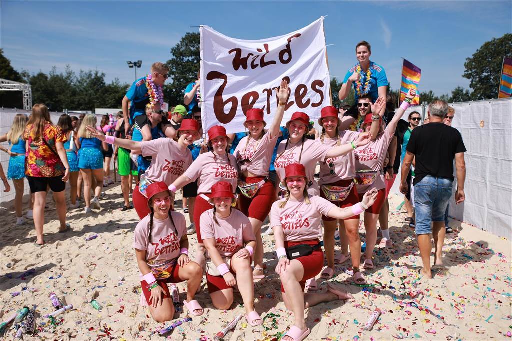Beim olympischen Einmarsch stellten sich die Teams des Dodgeball Beach Cups in bunten Kostümen vor.