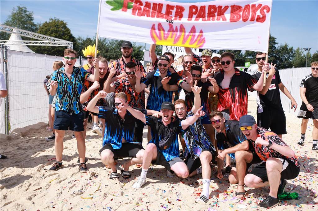 Beim olympischen Einmarsch stellten sich die Teams des Dodgeball Beach Cups in bunten Kostümen vor.