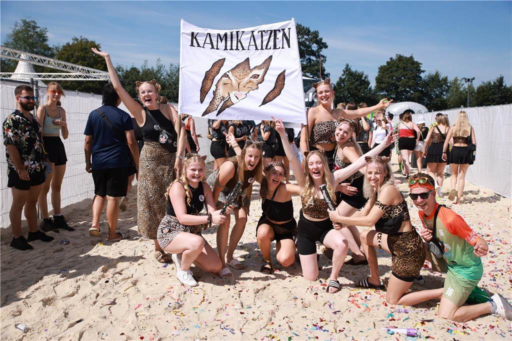Beim olympischen Einmarsch stellten sich die Teams des Dodgeball Beach Cups in bunten Kostümen vor.