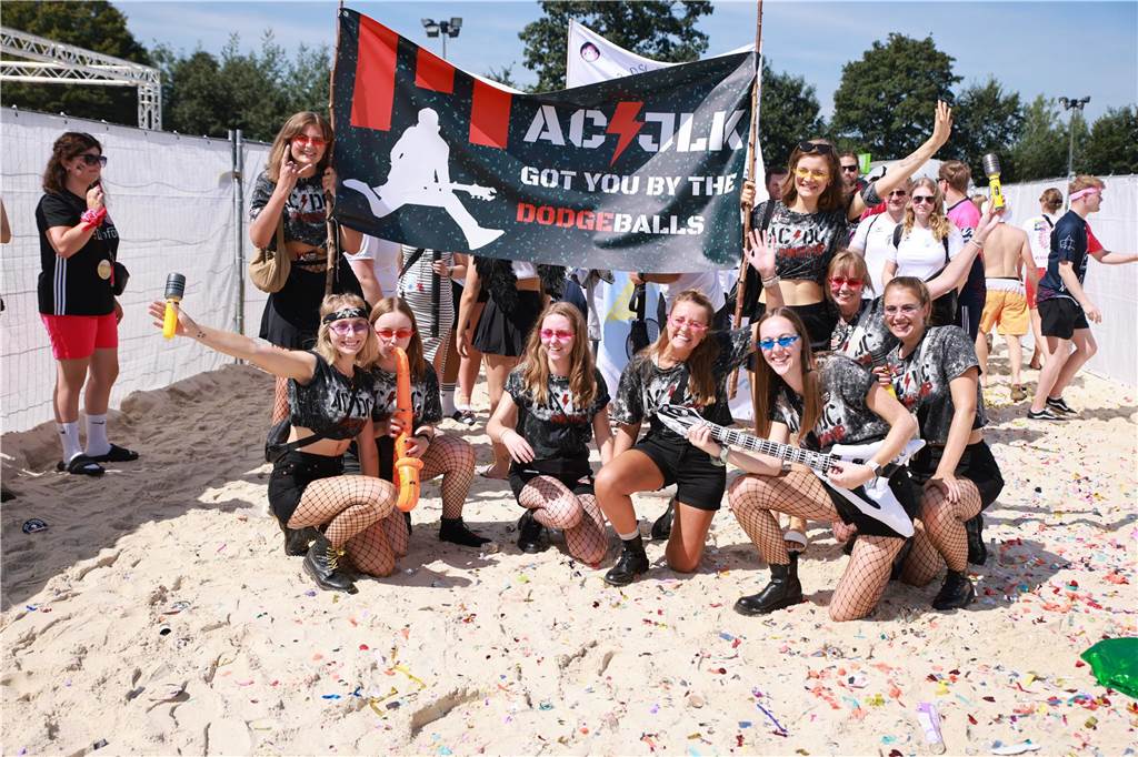 Beim olympischen Einmarsch stellten sich die Teams des Dodgeball Beach Cups in bunten Kostümen vor.