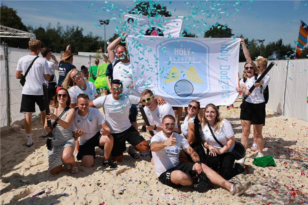 Beim olympischen Einmarsch stellten sich die Teams des Dodgeball Beach Cups in bunten Kostümen vor.
