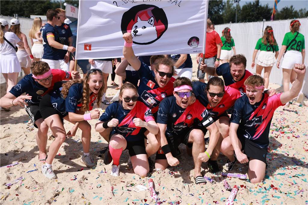 Beim olympischen Einmarsch stellten sich die Teams des Dodgeball Beach Cups in bunten Kostümen vor.