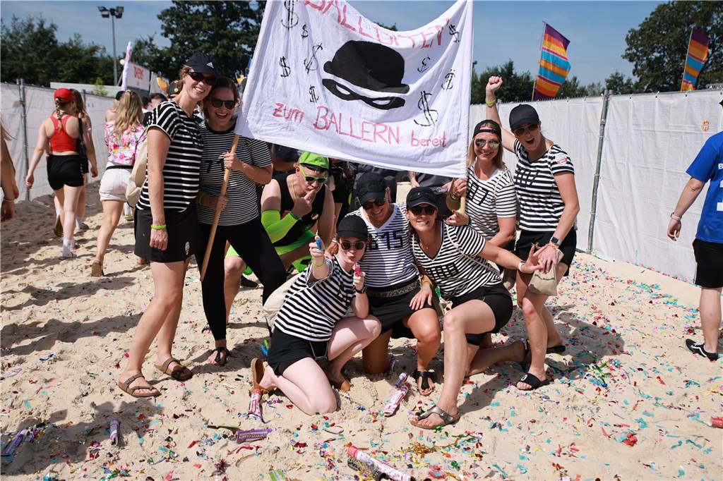 Beim olympischen Einmarsch stellten sich die Teams des Dodgeball Beach Cups in bunten Kostümen vor.