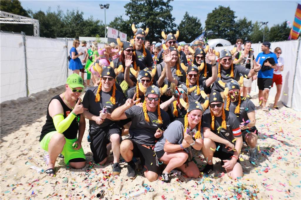 Beim olympischen Einmarsch stellten sich die Teams des Dodgeball Beach Cups in bunten Kostümen vor.