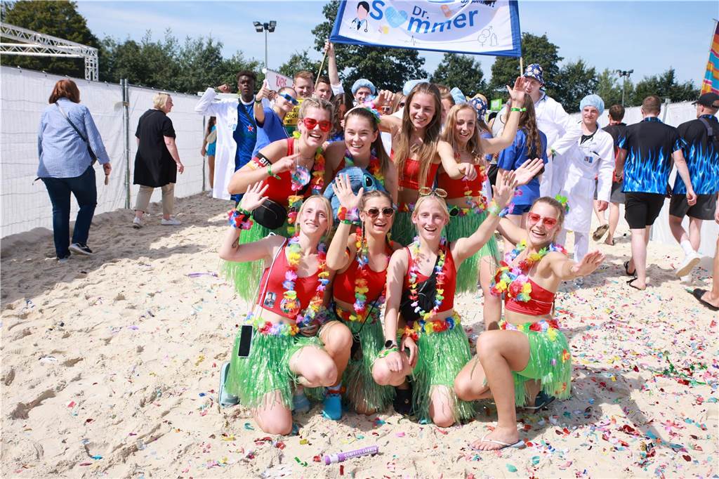 Beim olympischen Einmarsch stellten sich die Teams des Dodgeball Beach Cups in bunten Kostümen vor.