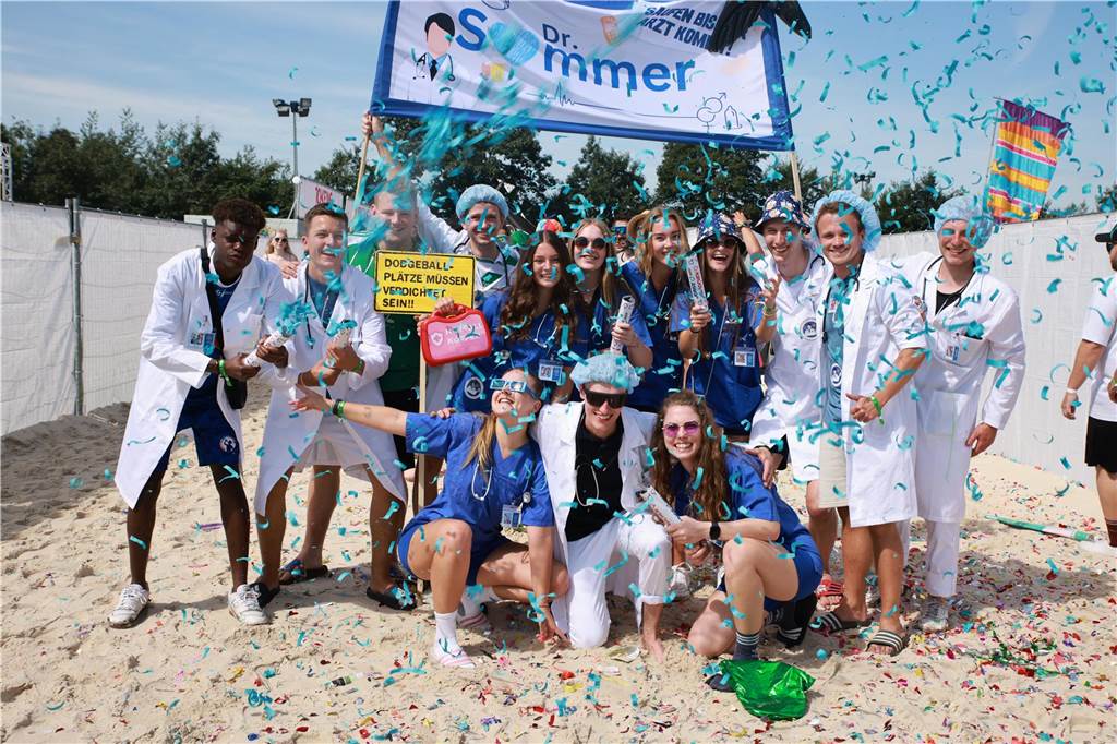 Beim olympischen Einmarsch stellten sich die Teams des Dodgeball Beach Cups in bunten Kostümen vor.