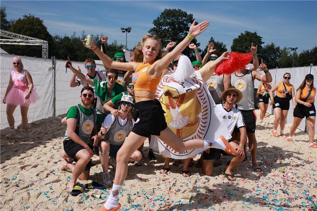 Beim olympischen Einmarsch stellten sich die Teams des Dodgeball Beach Cups in bunten Kostümen vor.