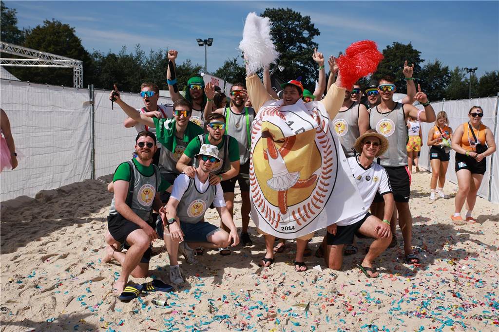 Beim olympischen Einmarsch stellten sich die Teams des Dodgeball Beach Cups in bunten Kostümen vor.