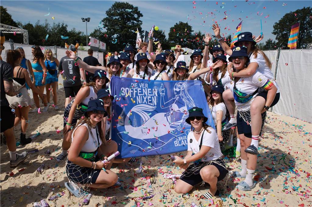 Beim olympischen Einmarsch stellten sich die Teams des Dodgeball Beach Cups in bunten Kostümen vor.