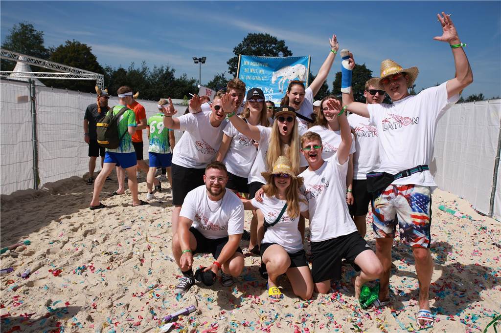 Beim olympischen Einmarsch stellten sich die Teams des Dodgeball Beach Cups in bunten Kostümen vor.