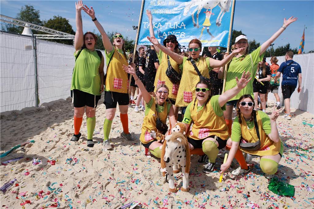 Beim olympischen Einmarsch stellten sich die Teams des Dodgeball Beach Cups in bunten Kostümen vor.