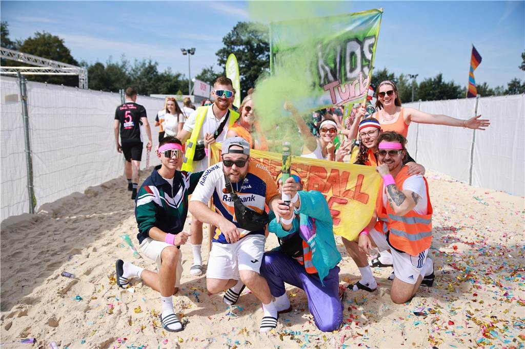 Beim olympischen Einmarsch stellten sich die Teams des Dodgeball Beach Cups in bunten Kostümen vor.