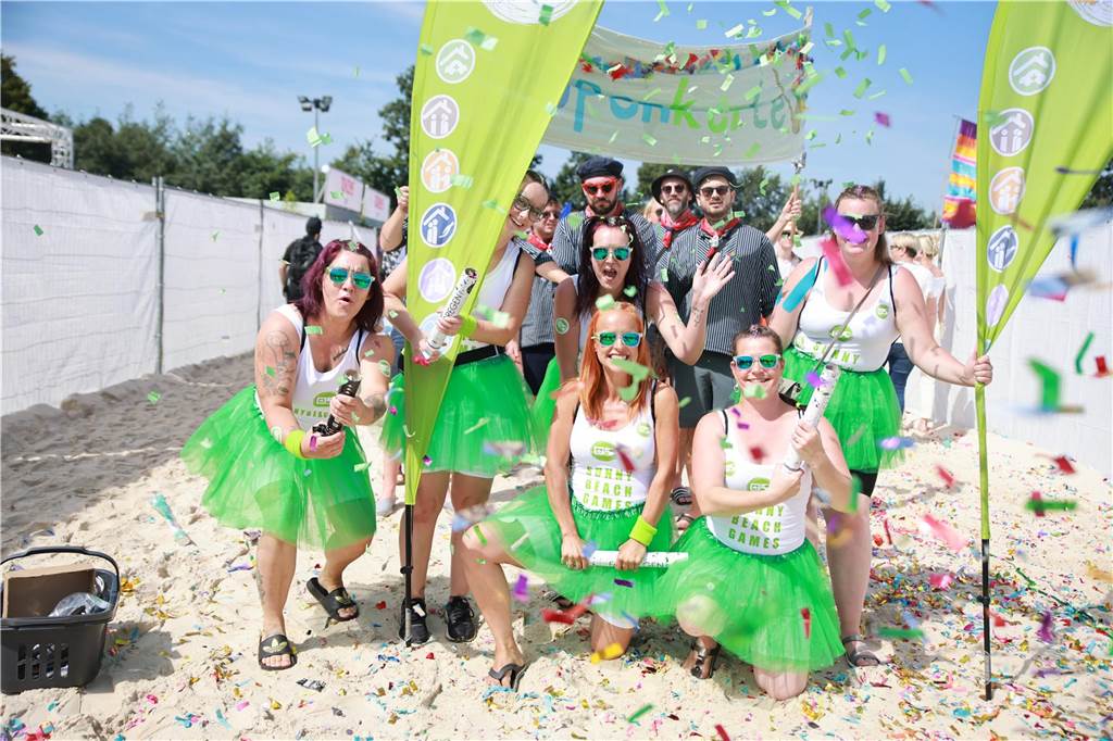 Beim olympischen Einmarsch stellten sich die Teams des Dodgeball Beach Cups in bunten Kostümen vor.