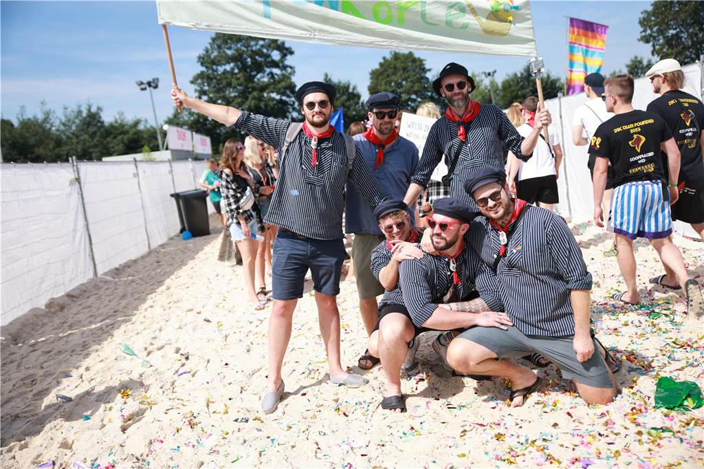 Beim olympischen Einmarsch stellten sich die Teams des Dodgeball Beach Cups in bunten Kostümen vor.