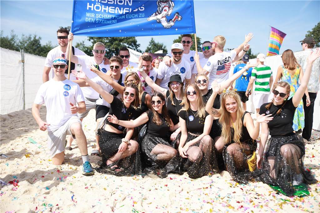Beim olympischen Einmarsch stellten sich die Teams des Dodgeball Beach Cups in bunten Kostümen vor.