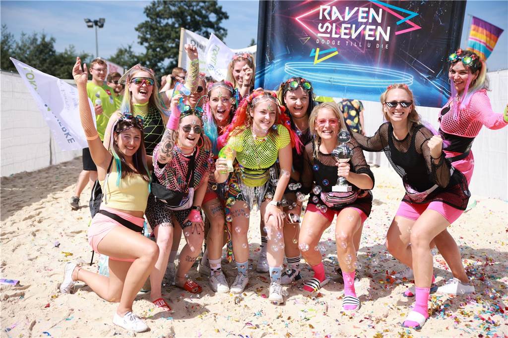 Beim olympischen Einmarsch stellten sich die Teams des Dodgeball Beach Cups in bunten Kostümen vor.
