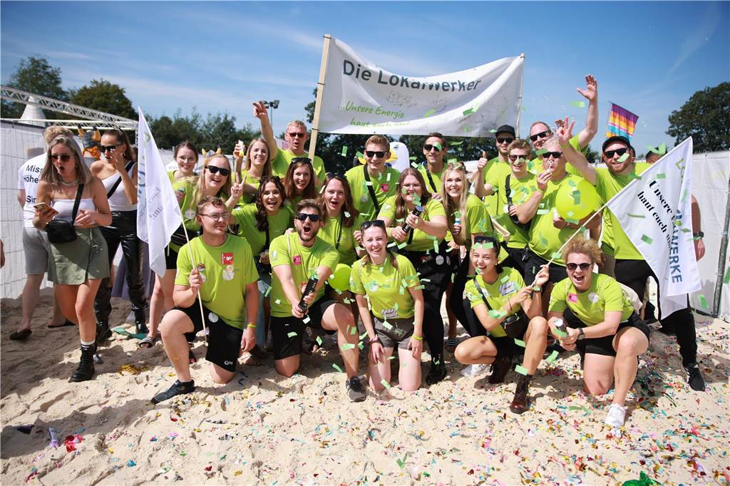 Beim olympischen Einmarsch stellten sich die Teams des Dodgeball Beach Cups in bunten Kostümen vor.