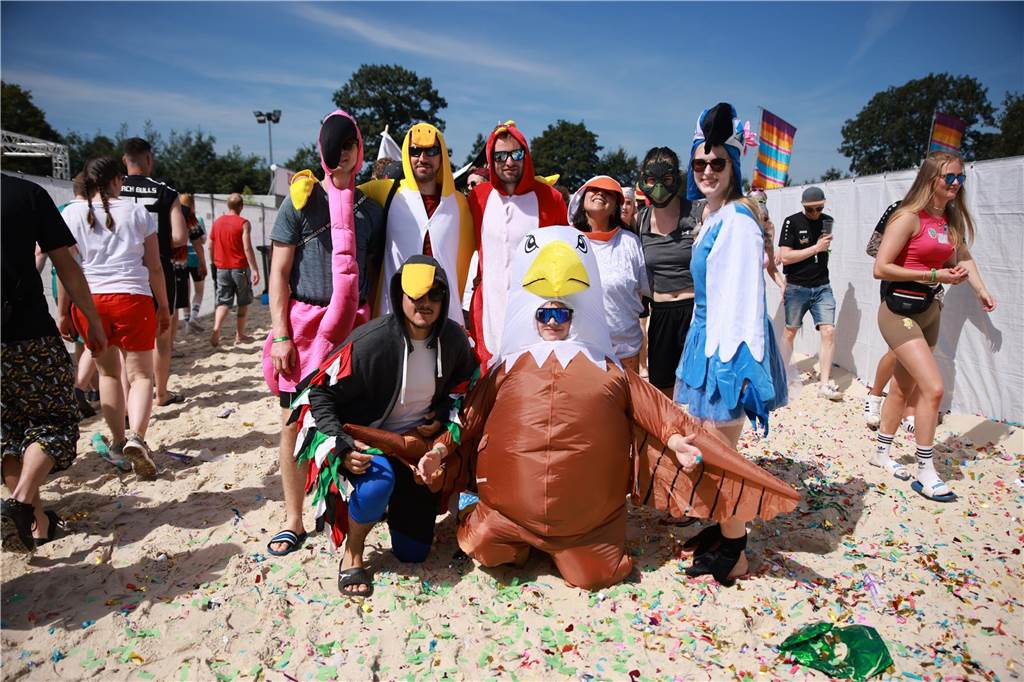Beim olympischen Einmarsch stellten sich die Teams des Dodgeball Beach Cups in bunten Kostümen vor.