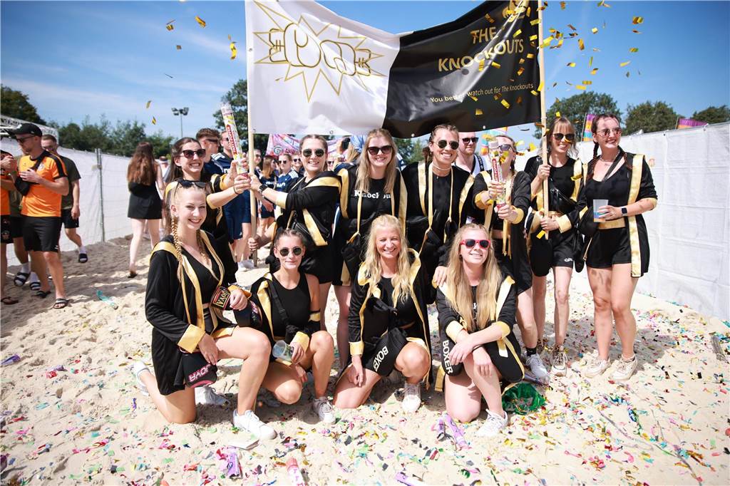 Beim olympischen Einmarsch stellten sich die Teams des Dodgeball Beach Cups in bunten Kostümen vor.