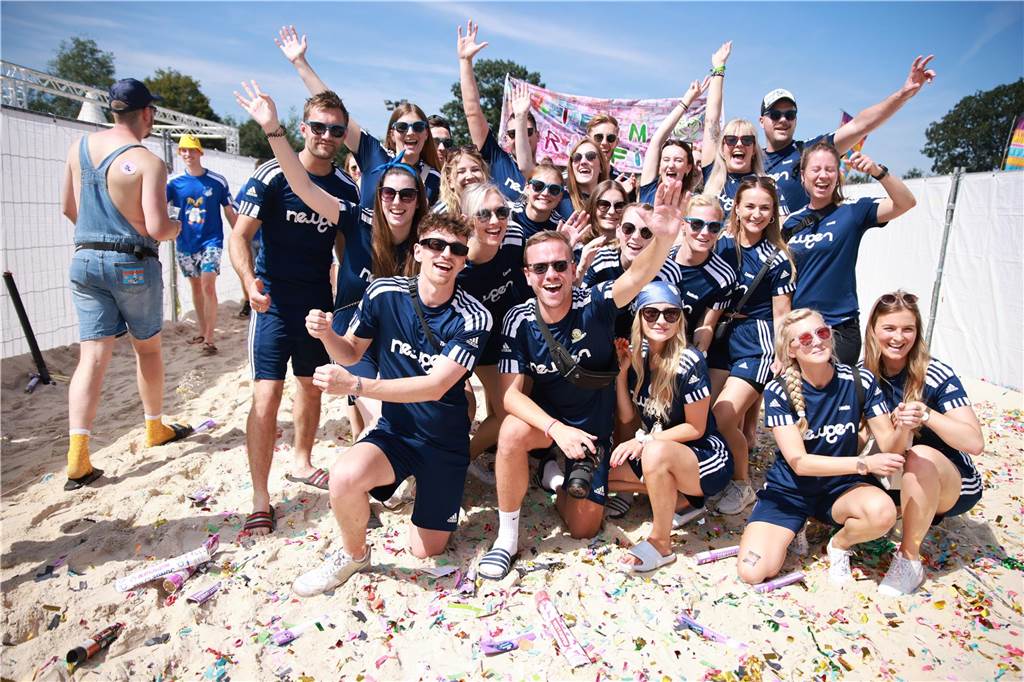 Beim olympischen Einmarsch stellten sich die Teams des Dodgeball Beach Cups in bunten Kostümen vor.