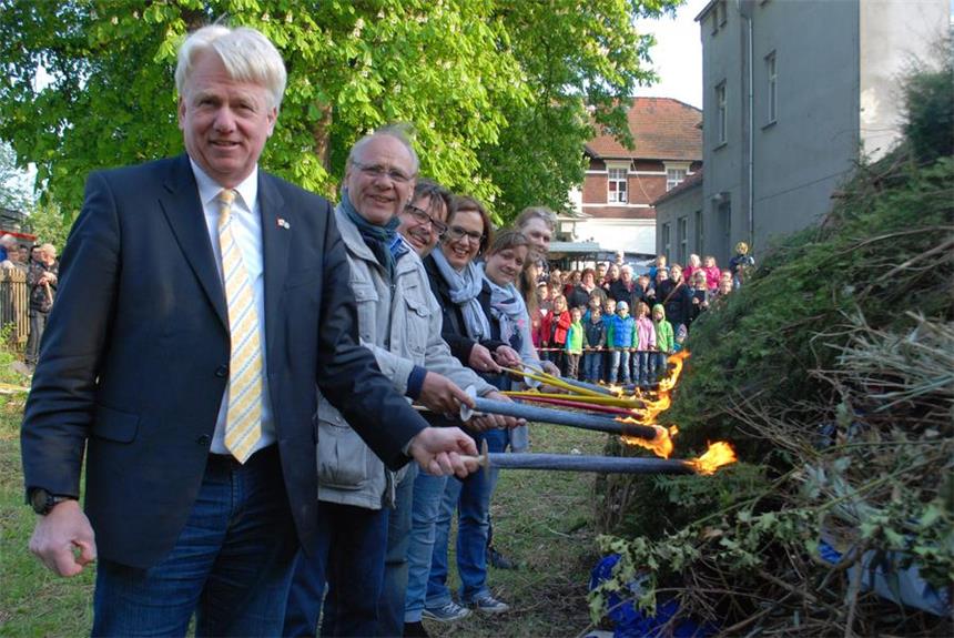 Osterfeuer in Menglinghausen fällt dieses Jahr aus Beim Osterfeuer 2014 in Menglinghausen war auch Dortmunds Oberbürgermeister Ullrich Sierau dabei.