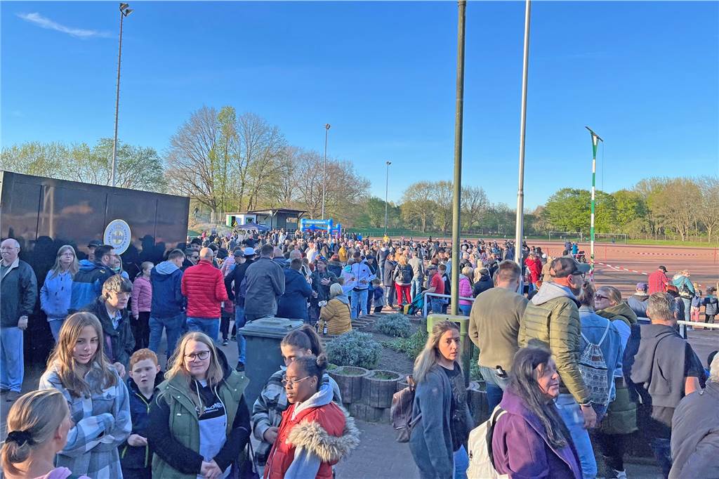 Ein Sportverein als Identitätsstifter eines Stadtteils - Grün-Weiß Barkenberg wird 50 Beim Osterfeuer konnte Grün-Weiß Barkenberg in diesem Jahr über 1000 Besucher auf seiner Anlage begrüßen.