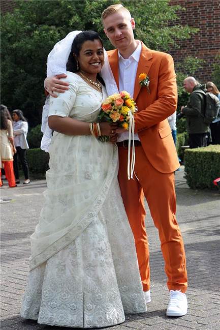 Marius Greuel und Sarah Sittampalam sagen „Ja“: Gefunkt hat es nicht sofort Beim Outfit setzte das frisch vermählten Brautpaar spannende Kontrapunkte: Marius Greuel mit sportivem Anzug mit Turnschuh, Sarah Sittampalam mit traditionellem Kleid im Lehenga-Stil.