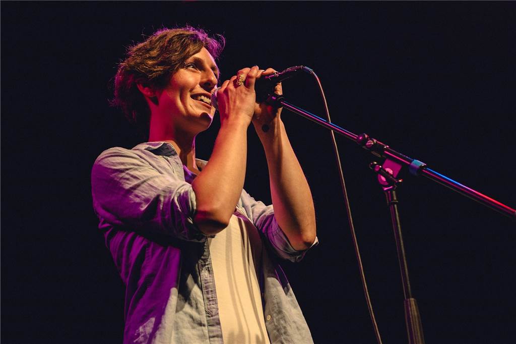 90er-Party, Baumesse, Poetry-Slam: Veranstaltungstipps fürs Wochenende Die studierte Kommunikationspsychologin Janina Mau aus Bremen steht bei einem Poetry-Slam am Mikrofon