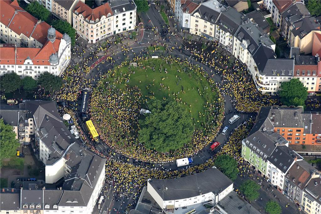 Panikforscher ordnet Meisterfeier-Pläne für Absperrungen ein Luftbild des Borsigplatzes beim Pokalsieg 2017.