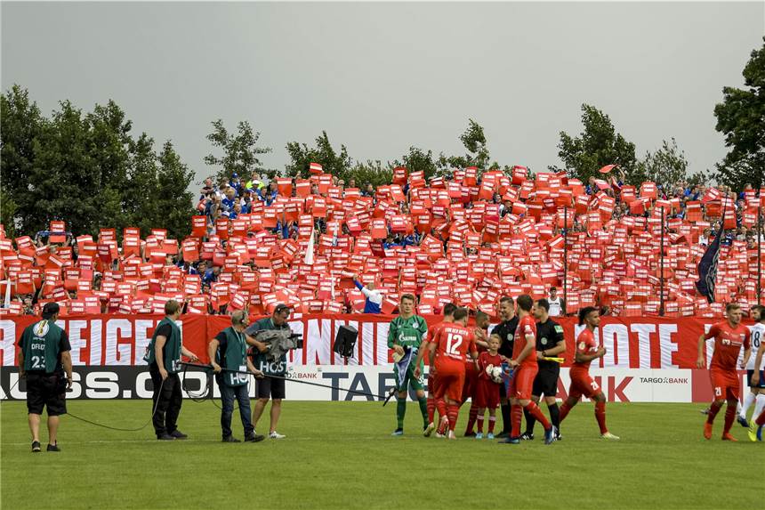 Hohe Auszeichnung für die Schalker Fan-Initiative Beim Pokalspiel in Drochtersen zeigten die Schalker Fans Clemens Tönnies die Rote Karte.
