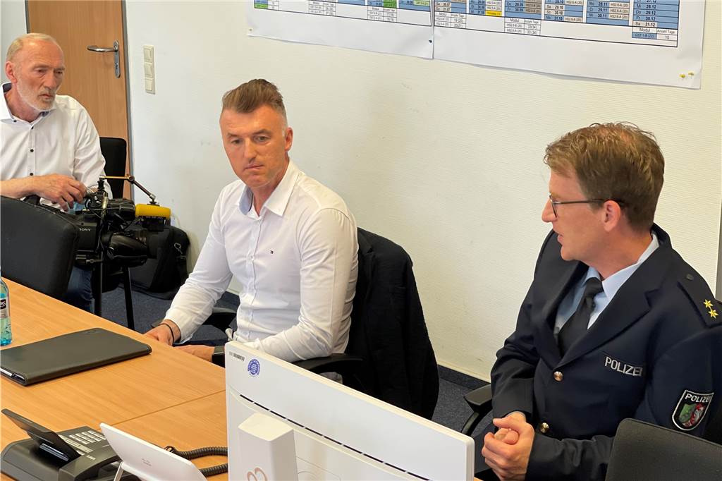Beim Pressegespräch im LAFP in Bork haben David Paprocki (M.) und Jörg Weßels (r.) über das Pilotprojekt der NRW-Polizei berichtet.