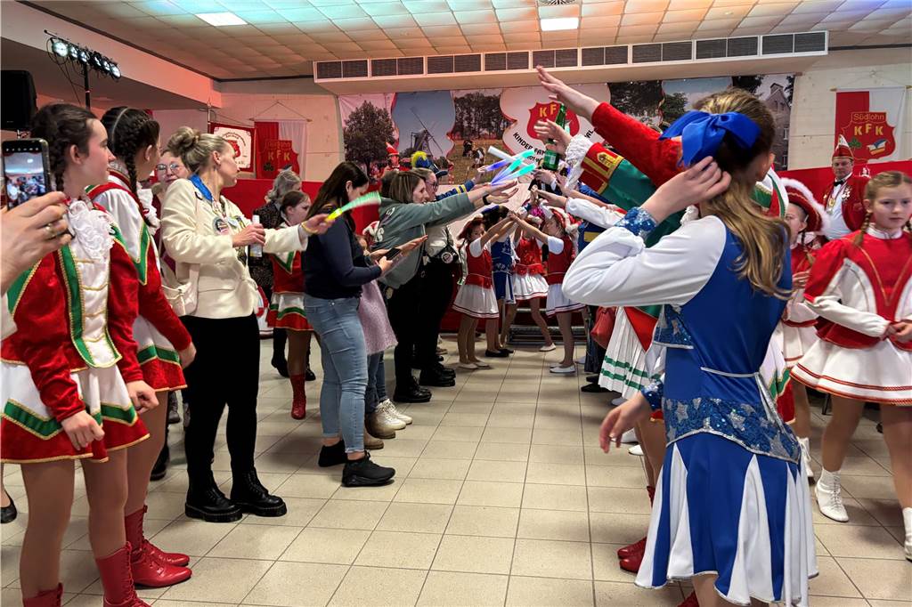 Beim Prinzenfrühschoppen im Haus Terhörne in Südlohn herrschte ausgelassene Stimmung. 25 verschiedene Tanzgruppen aus dem ganzen Münsterland begeisterten das Publikum und bekamen viel Beifall.