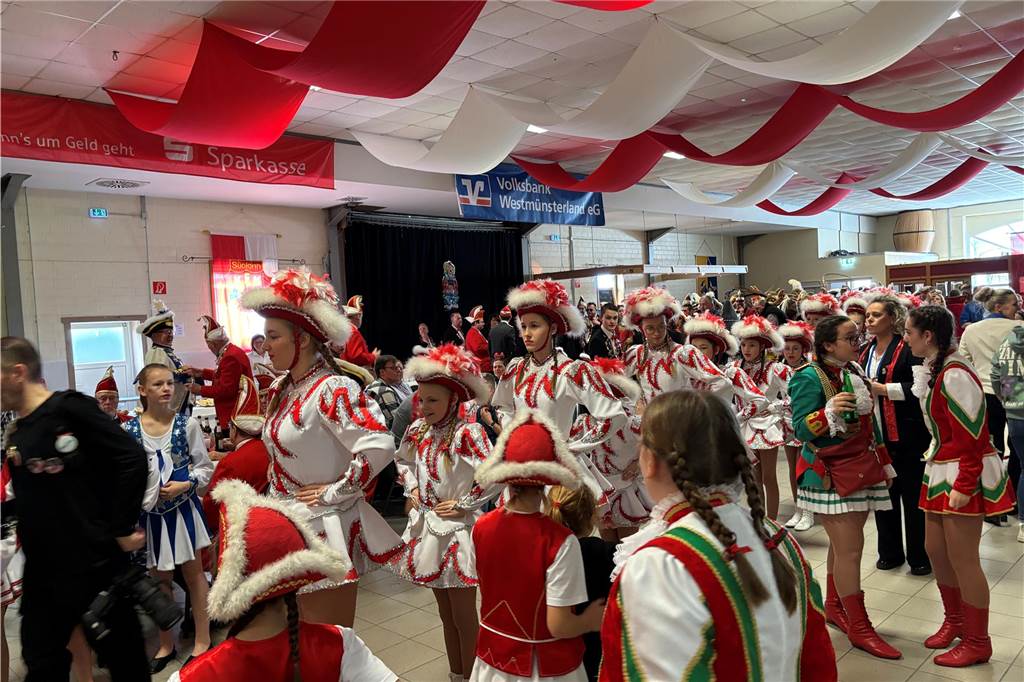 Beim Prinzenfrühschoppen im Haus Terhörne in Südlohn herrschte ausgelassene Stimmung. 25 verschiedene Tanzgruppen aus dem ganzen Münsterland begeisterten das Publikum und bekamen viel Beifall.