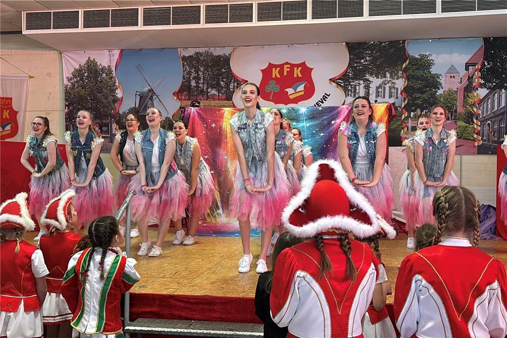 Beim Prinzenfrühschoppen im Haus Terhörne in Südlohn herrschte ausgelassene Stimmung. 25 verschiedene Tanzgruppen aus dem ganzen Münsterland begeisterten das Publikum und bekamen viel Beifall.