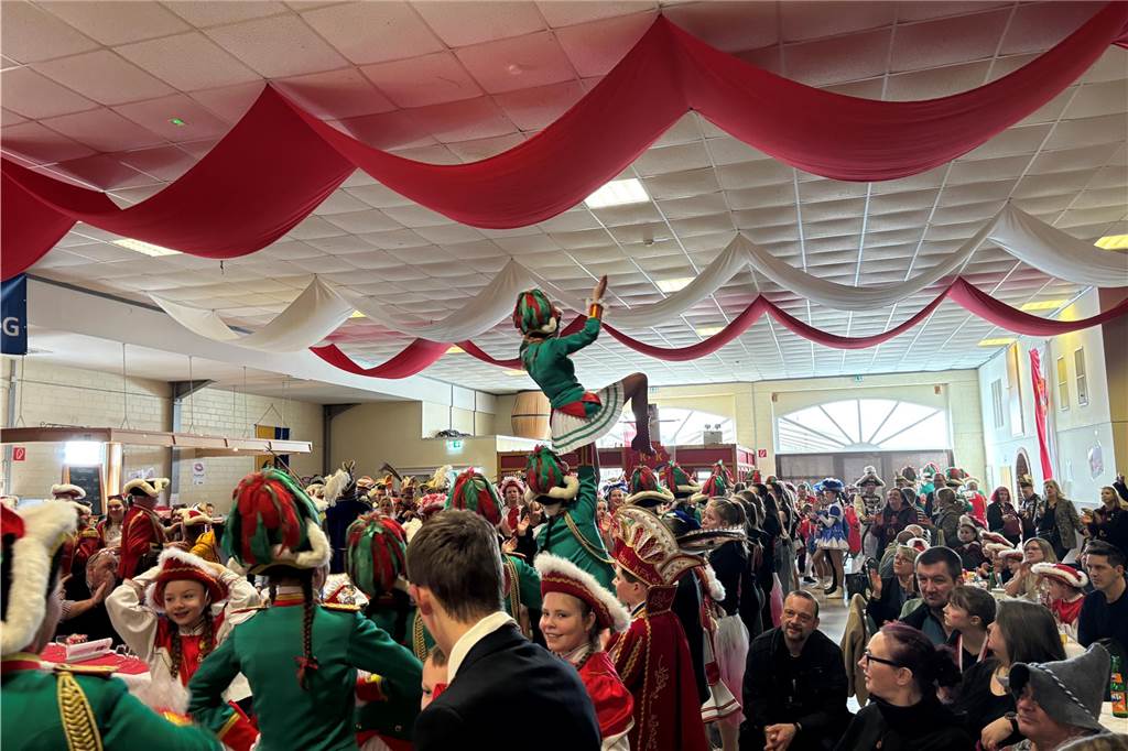 Beim Prinzenfrühschoppen im Haus Terhörne in Südlohn herrschte ausgelassene Stimmung. 25 verschiedene Tanzgruppen aus dem ganzen Münsterland begeisterten das Publikum und bekamen viel Beifall.