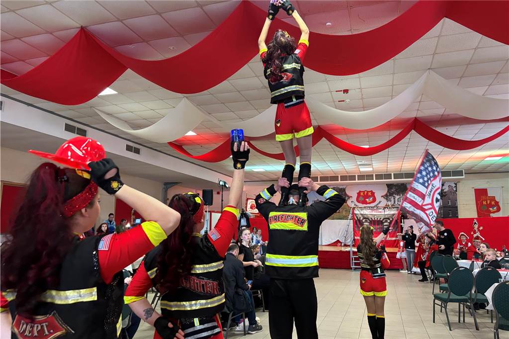 Beim Prinzenfrühschoppen im Haus Terhörne in Südlohn herrschte ausgelassene Stimmung. 25 verschiedene Tanzgruppen aus dem ganzen Münsterland begeisterten das Publikum und bekamen viel Beifall.