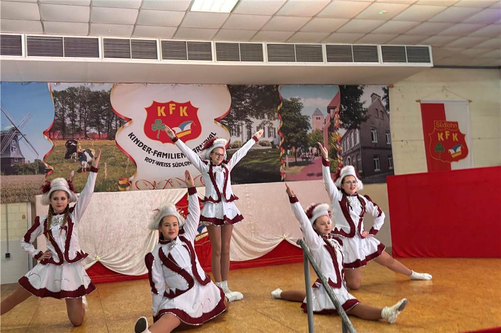 Beim Prinzenfrühschoppen im Haus Terhörne in Südlohn herrschte ausgelassene Stimmung. 25 verschiedene Tanzgruppen aus dem ganzen Münsterland begeisterten das Publikum und bekamen viel Beifall.