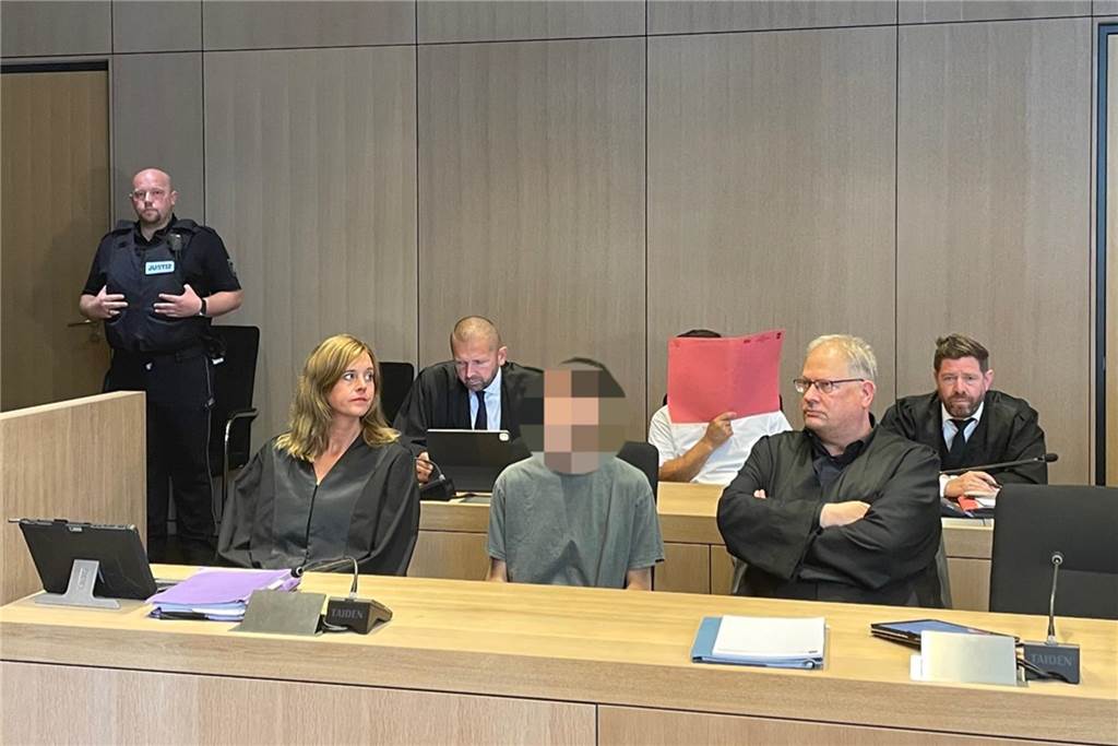 Beim Prozessauftakt um den „Garagenmord“ am 12. September 2023 schwieg der verdächtige Pizzakurier aus der Nordstadt (vorne in der Mitte). Links daneben: Verteidigerin Gesine Ickert. Rechts daneben: Verteidiger Ralf Bleicher. 