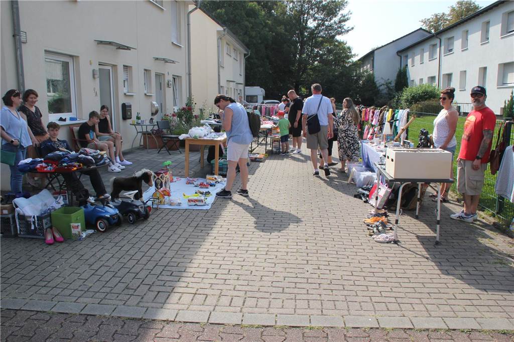 Beim Quartiersflohmarkt im Lüner Geistviertel gab es an den Verkaufsständen vor den jeweiligen Hausvorplätzen wieder eine große Auswahl an unterschiedlichen Produkten. Wir waren mit der Kamera vor Ort und haben die schönsten Stände mit Fotos festgehalten.