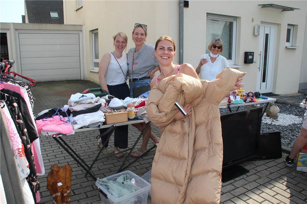 Beim Quartiersflohmarkt im Lüner Geistviertel gab es an den Verkaufsständen vor den jeweiligen Hausvorplätzen wieder eine große Auswahl an unterschiedlichen Produkten. Wir waren mit der Kamera vor Ort und haben die schönsten Stände mit Fotos festgehalten.