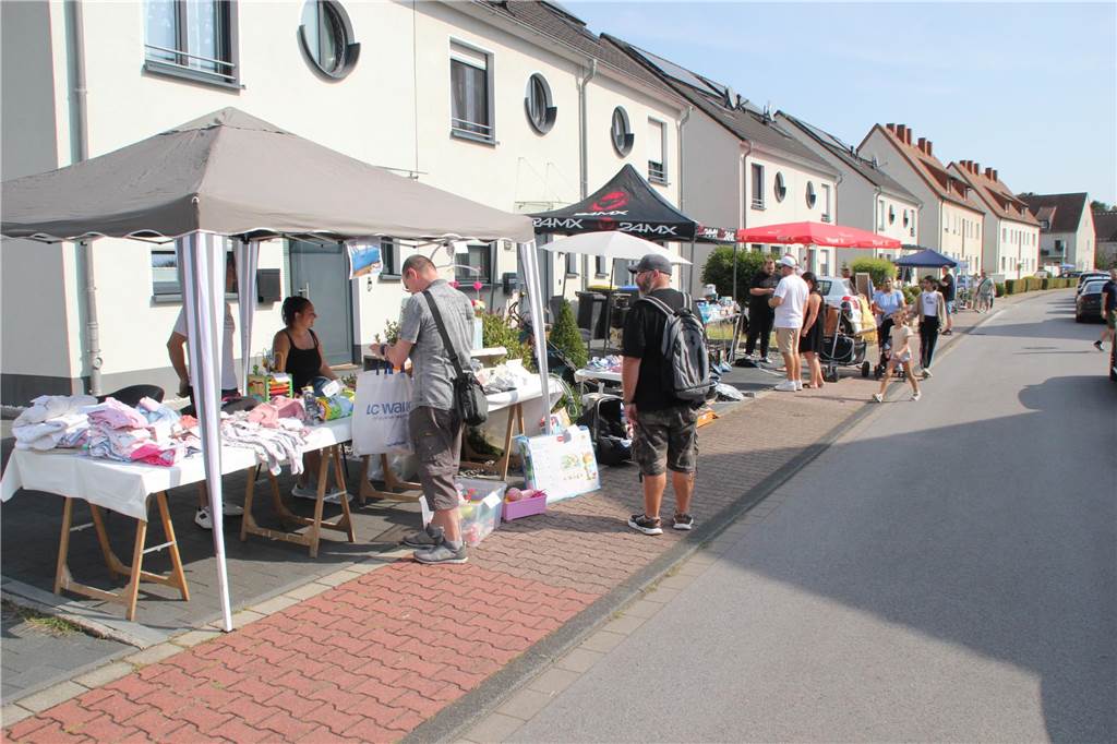 Beim Quartiersflohmarkt im Lüner Geistviertel gab es an den Verkaufsständen vor den jeweiligen Hausvorplätzen wieder eine große Auswahl an unterschiedlichen Produkten. Wir waren mit der Kamera vor Ort und haben die schönsten Stände mit Fotos festgehalten.