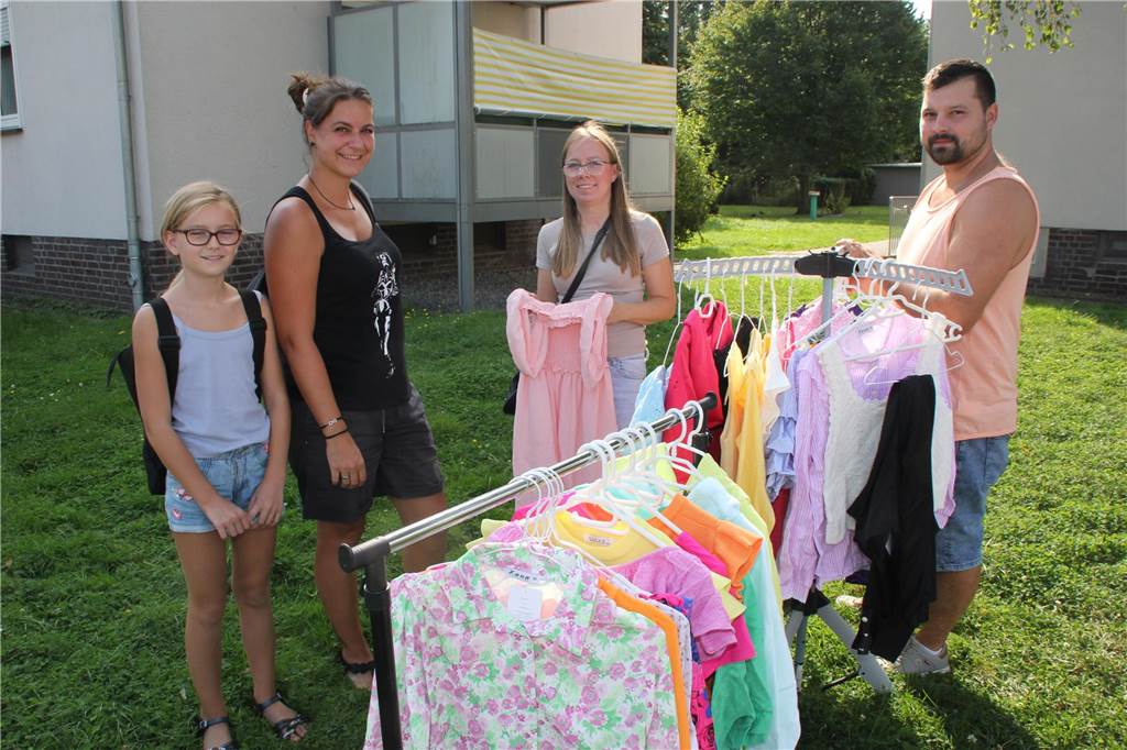 Beim Quartiersflohmarkt im Lüner Geistviertel gab es an den Verkaufsständen vor den jeweiligen Hausvorplätzen wieder eine große Auswahl an unterschiedlichen Produkten. Wir waren mit der Kamera vor Ort und haben die schönsten Stände mit Fotos festgehalten.
