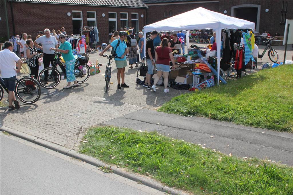 Beim Quartiersflohmarkt im Lüner Geistviertel gab es an den Verkaufsständen vor den jeweiligen Hausvorplätzen wieder eine große Auswahl an unterschiedlichen Produkten. Wir waren mit der Kamera vor Ort und haben die schönsten Stände mit Fotos festgehalten.