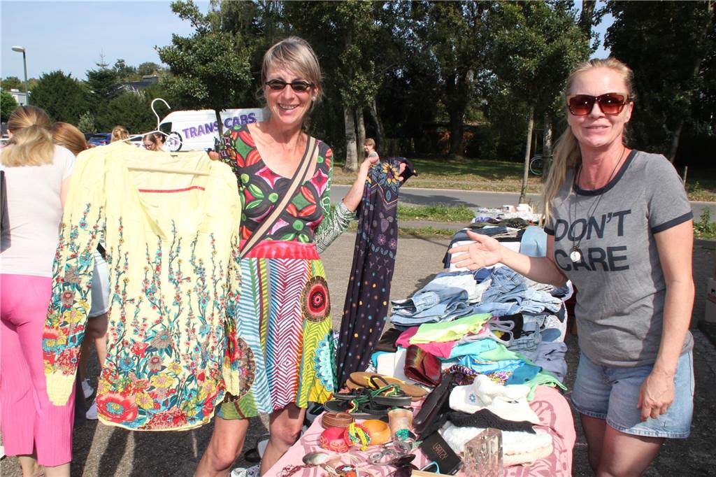 Beim Quartiersflohmarkt im Lüner Geistviertel gab es an den Verkaufsständen vor den jeweiligen Hausvorplätzen wieder eine große Auswahl an unterschiedlichen Produkten. Wir waren mit der Kamera vor Ort und haben die schönsten Stände mit Fotos festgehalten.